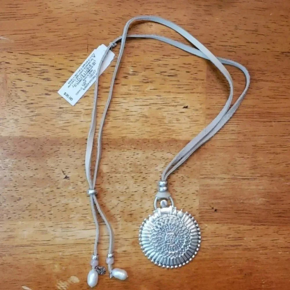 LUCKY BRAND NWT‎ cream strap silver tribal pendant adjustable necklace - Picture 1 of 8